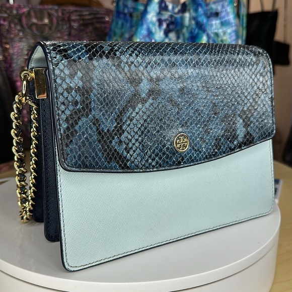 Tory Burch Handbags - 💥TORY BURCH - ROBINSON CONVERTIBLE SHOULDER BAG - DN256